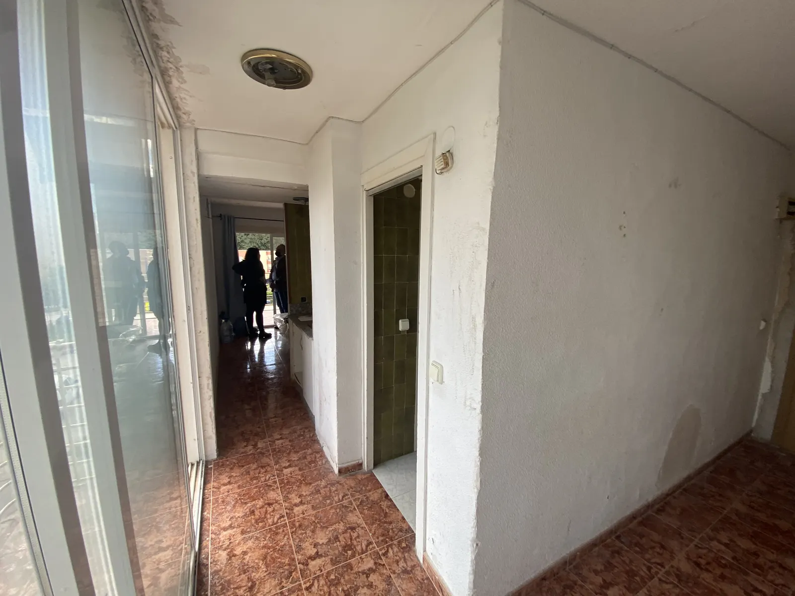 Avant travaux : couloir et carrelage ancien du studio