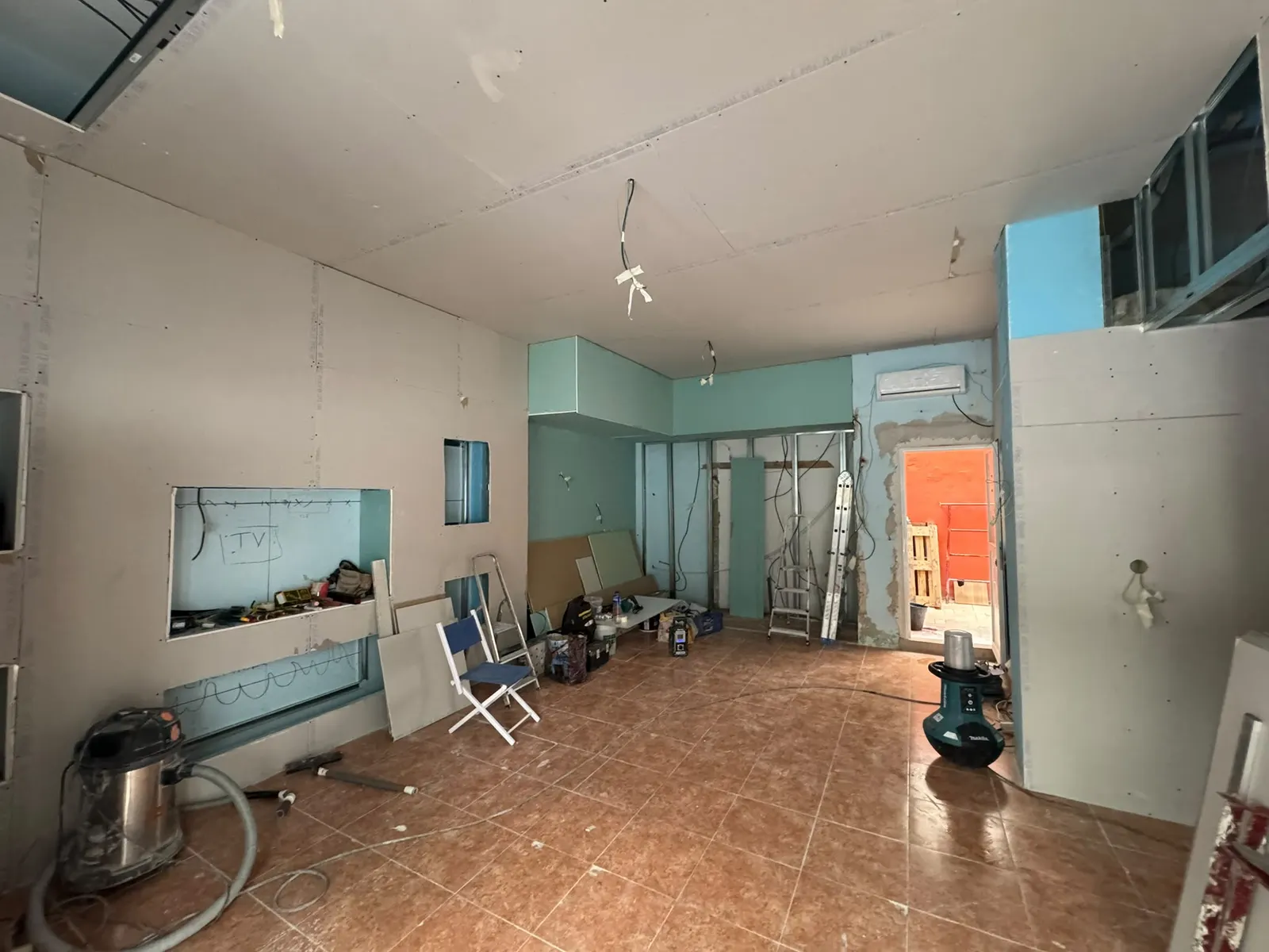 Avant travaux : local commercial vide et abîmé