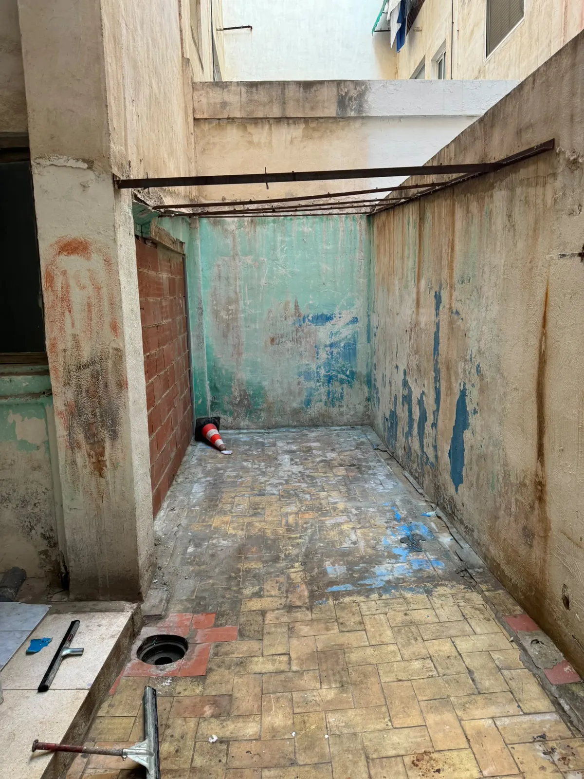 Avant travaux : patio intérieur dégradé