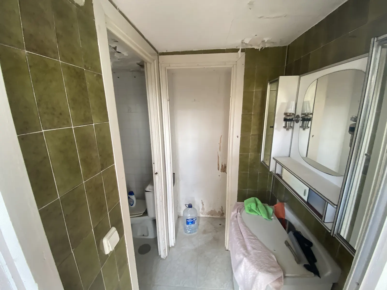 Avant travaux : salle de bain ancienne avec faïence verte