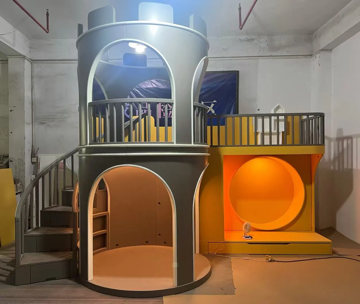 Chambre d'enfant sur mesure en forme de château avec tour et toboggan
