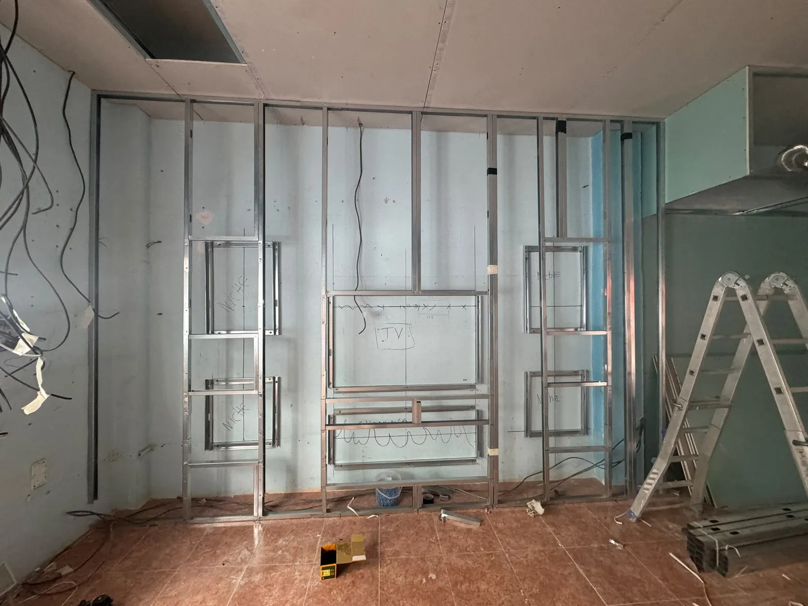 Montage des ossatures de cloisons en placo pendant le chantier