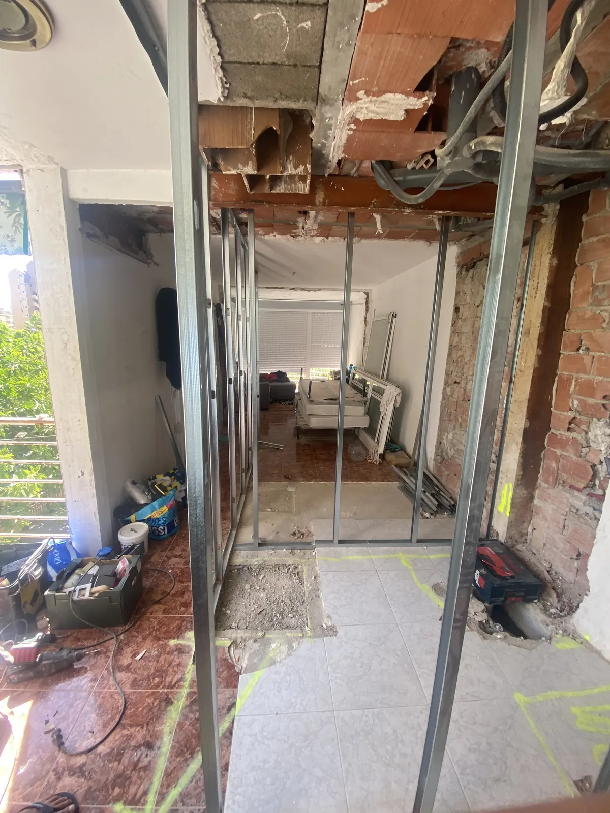 Phase de démolition du studio, réseaux mis à nu