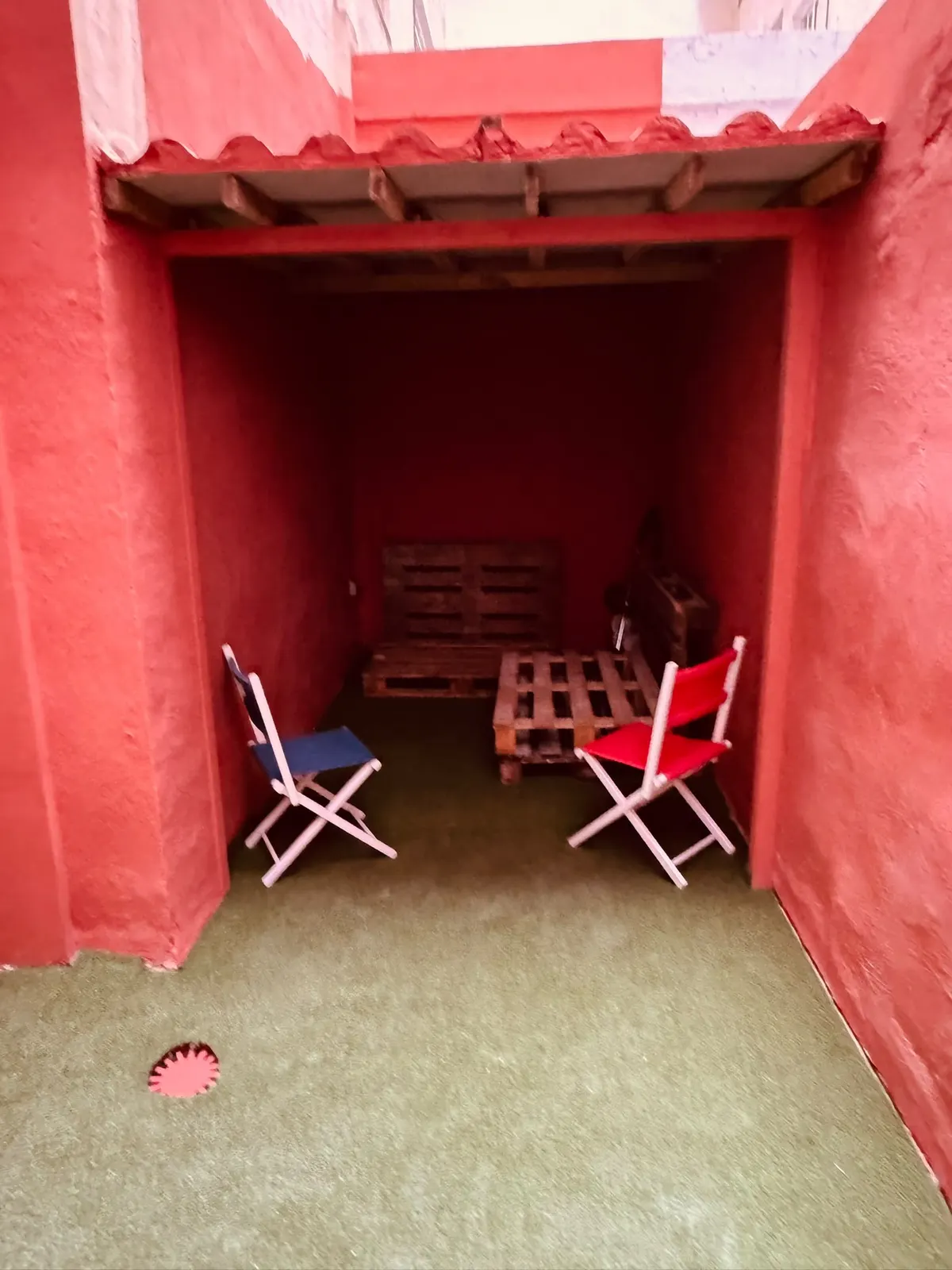 Patio remis en état et repeint en rouge