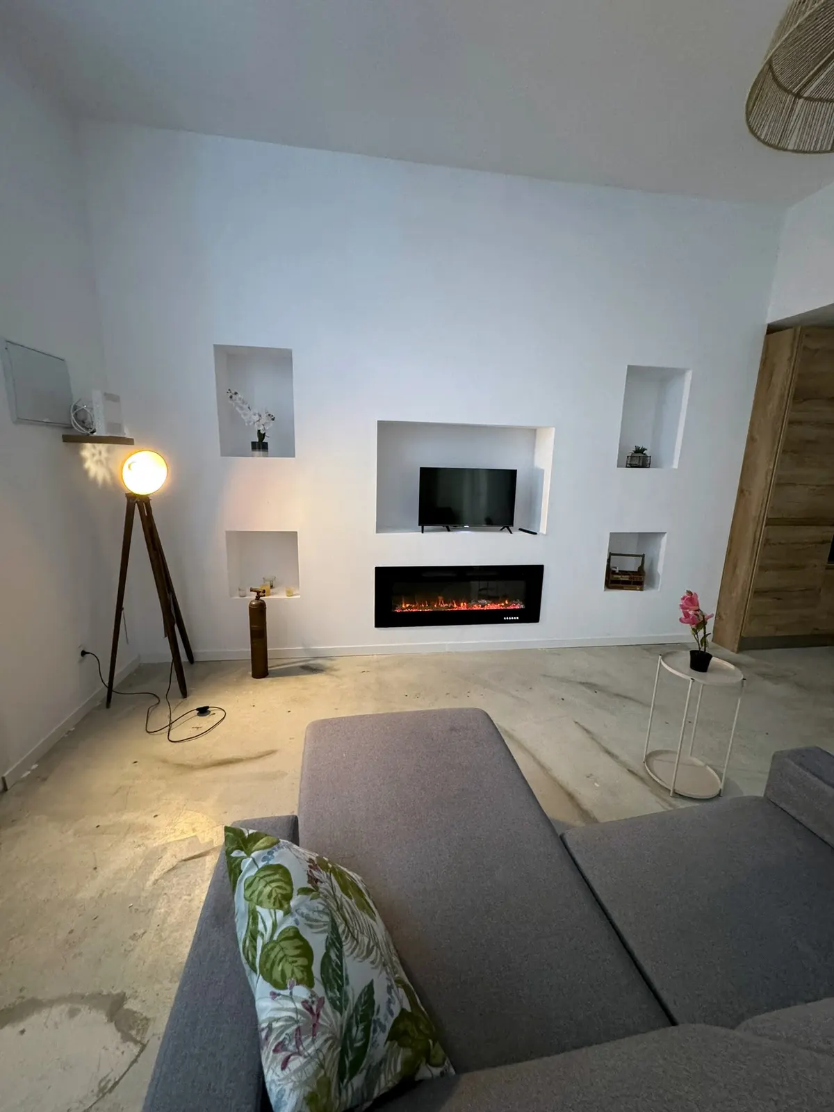 Salon avec niches et cheminée dans un ancien local transformé en logement