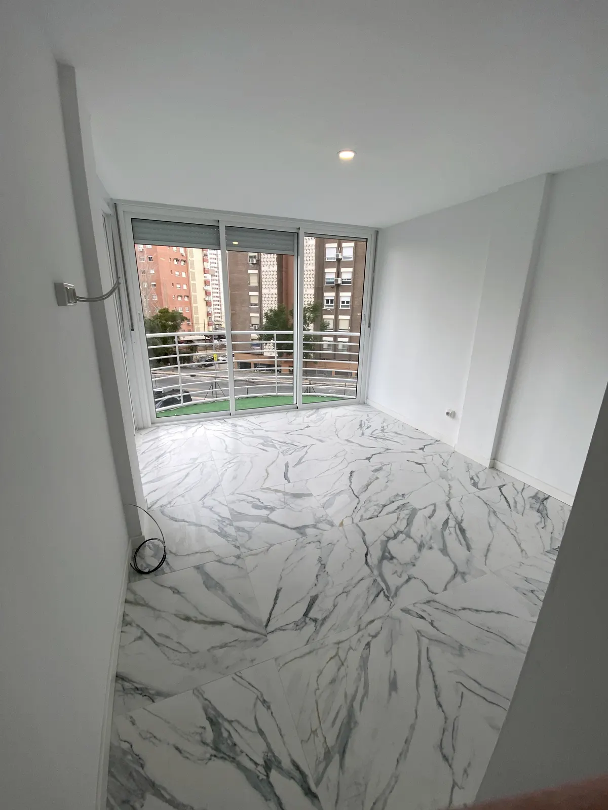Après travaux : séjour lumineux avec sol effet marbre