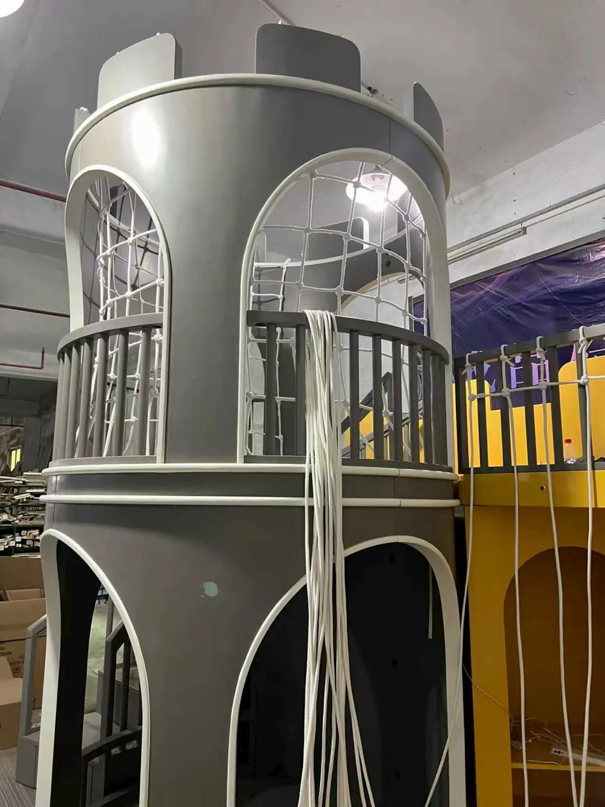 Tour de château terminée avec créneaux et balustrade